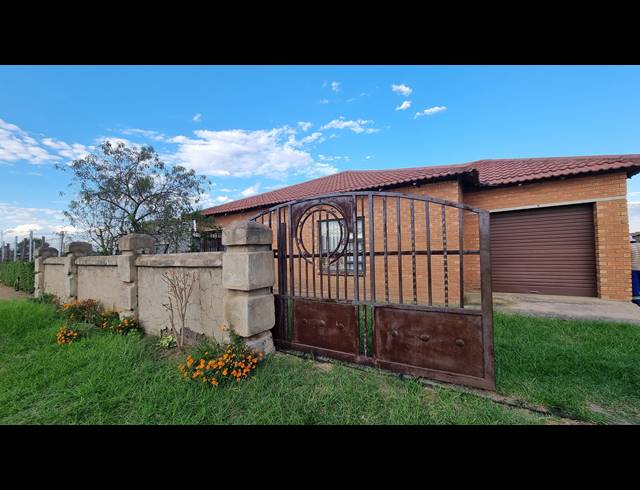 3 BEDROOM FREEHOLD FOR SALE IN OSIZWENI